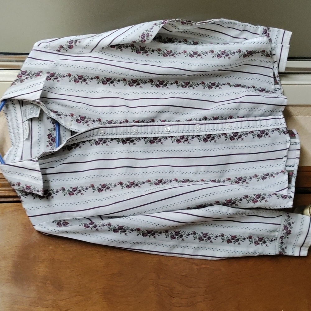 💥5/$10💥 🥀White Stag Floral  button down shirt